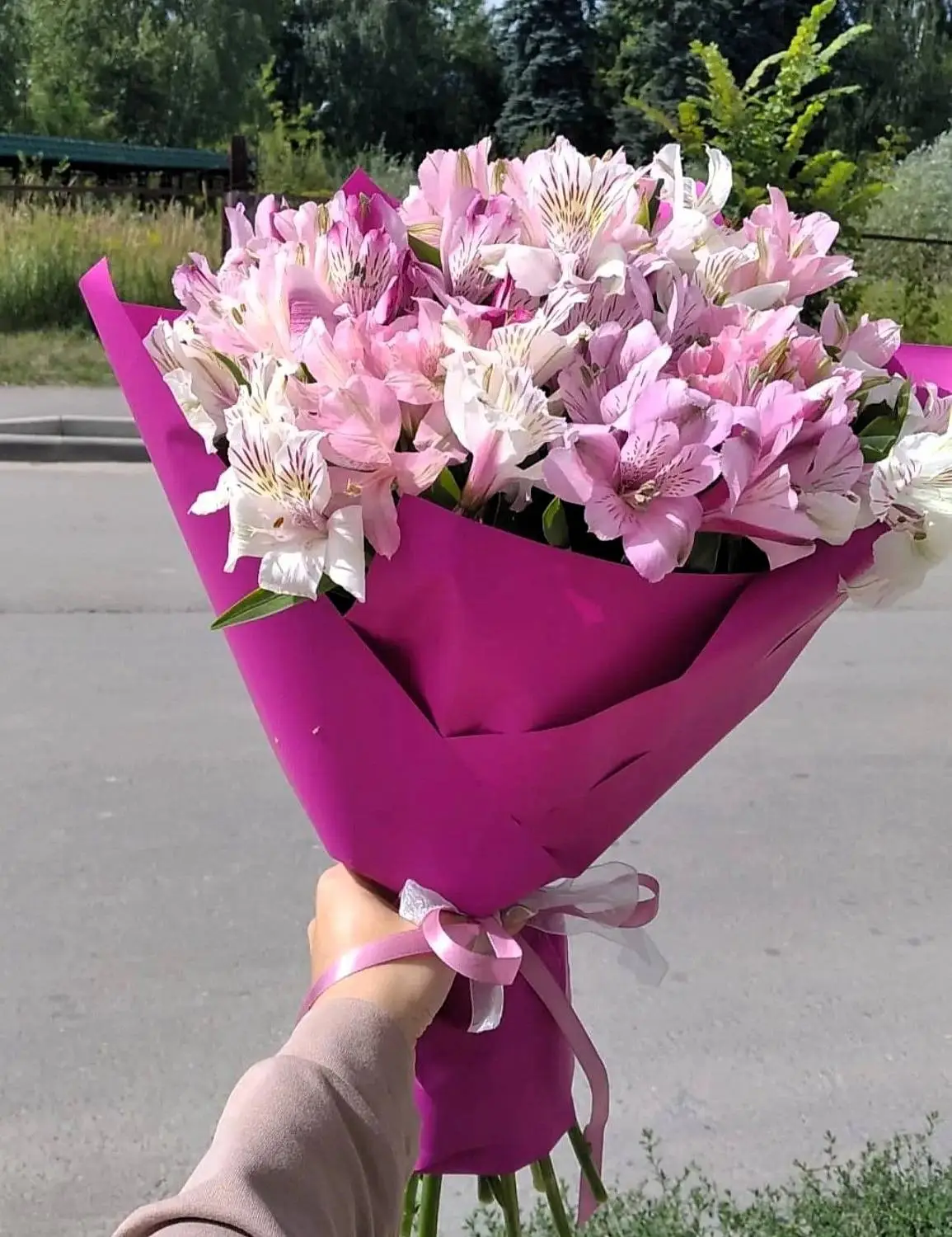 Букет из  15 розовых альстромерий 